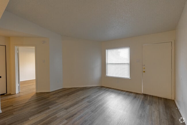 1 habitación, 1 baño - 627 pies cuadrados - Sala de estar - Eagle Creek Landing Apartments