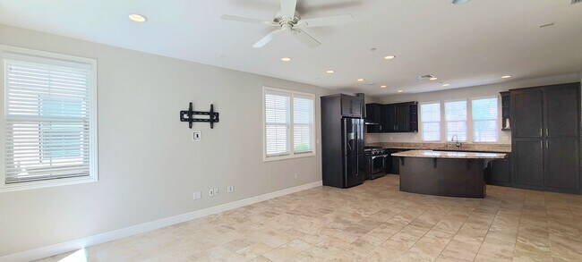 Foto del edificio - Beautifull Single Family Home in Folsom w/ Solar, Tankless Water Heater, Pool Access, Bonus Room ...