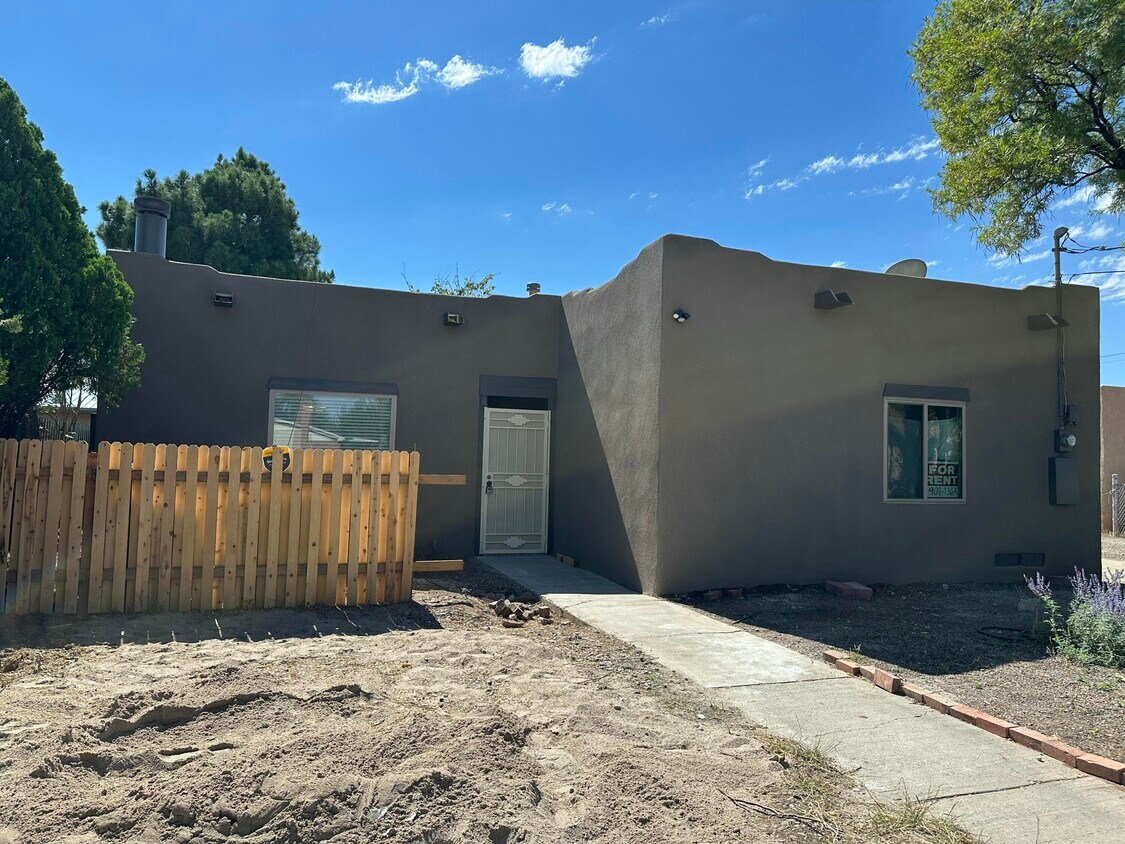 Foto principal - 1106 Arias Ave NW