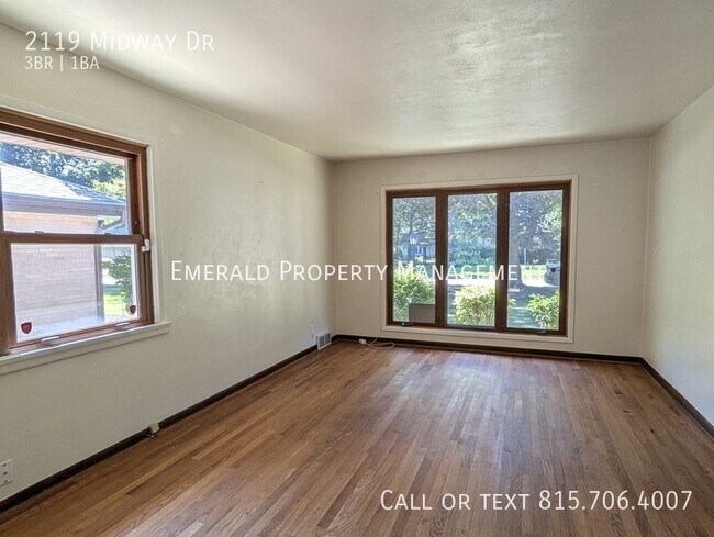 Foto del edificio - 2119 Midway Dr