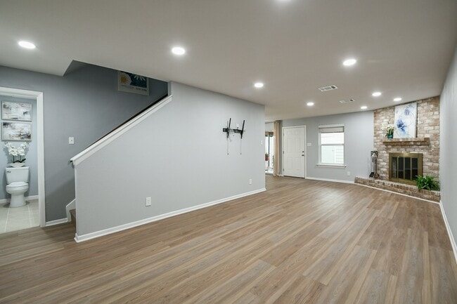 Foto del edificio - 7931 Ellinger Ln