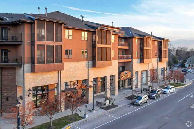 Junto al muelle - Quayside Wayzata