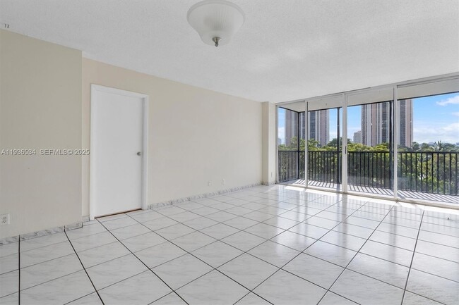 Foto del edificio - 3101 N Country Club Dr