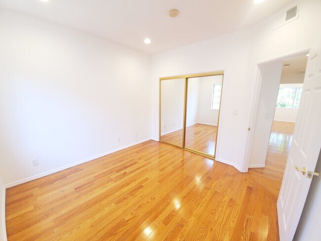 Building Photo - 852 N Poinsettia Pl