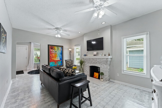 living room - 914 8th St N