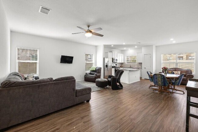 Building Photo - 104 Blue Blaze Trl