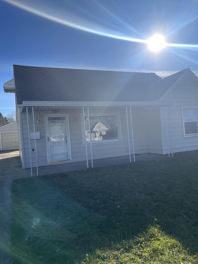 Primary Photo - 1605 Everett Ave
