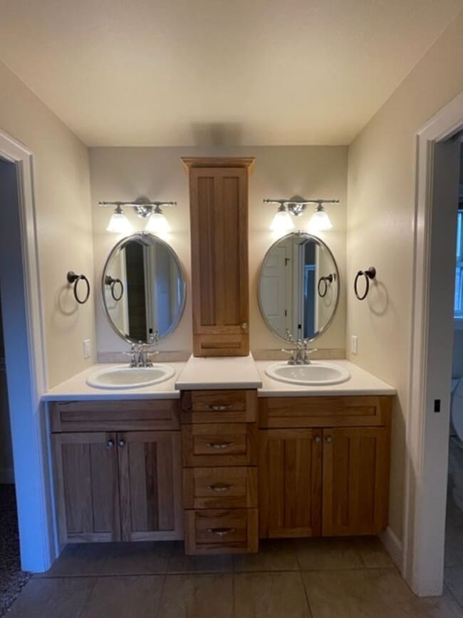 Building Photo - Coming Soon! Beautiful 3 Bed Townhome!
