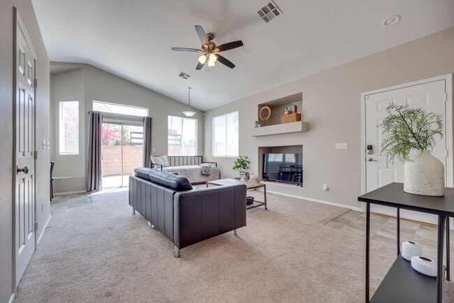 Building Photo - Charming Single-Story Home Near Silverado ...