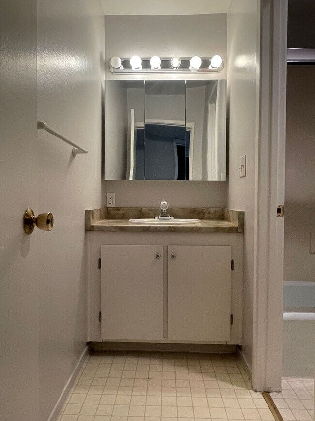 Building Photo - Upstairs End Unit 2 Bedroom 1 Bath