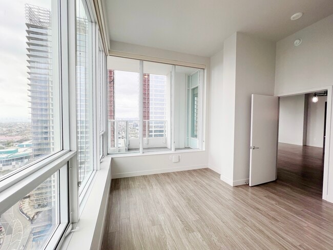 Building Photo - 1133 S Hope St