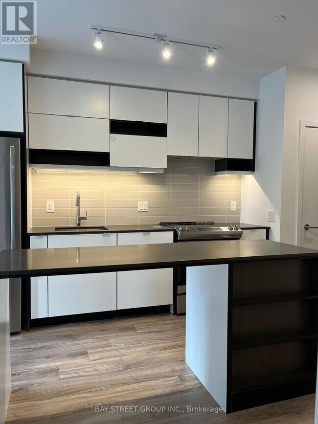 Photo du bâtiment - 4065 Confederation Pkwy