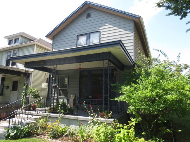 Building Photo - 3 bedroom, 1.5 bathroom home (West Central...