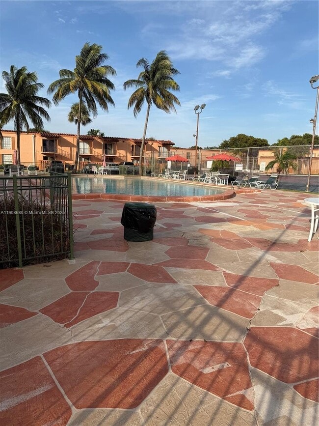 Foto del edificio - 7230 Fairway Dr