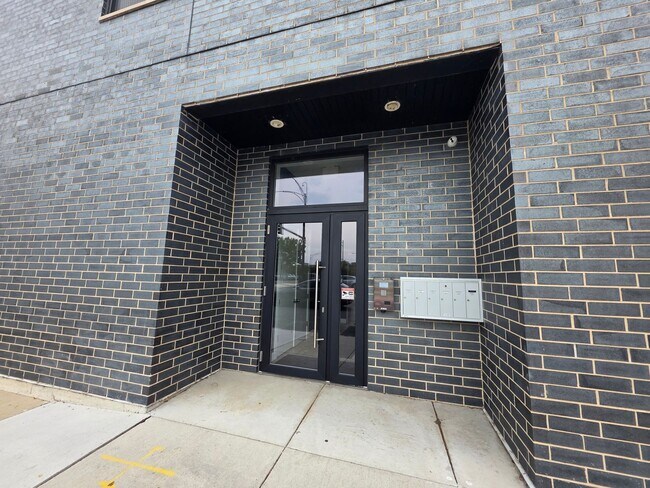 Foto del edificio - 1203 W Augusta Blvd