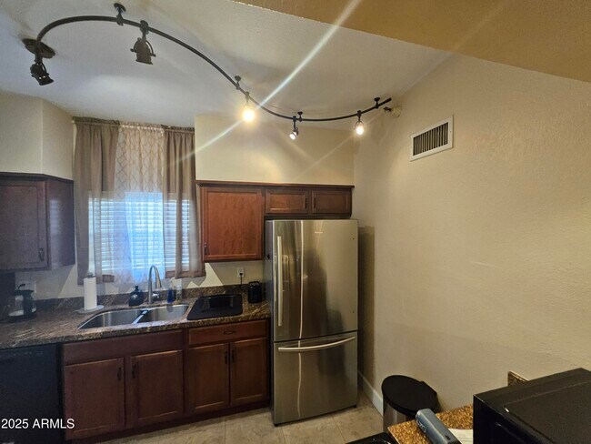 Foto del edificio - 8020 E Thomas Rd