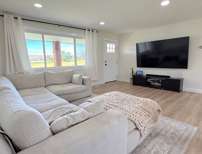 Foto del edificio - **August 2026** 3 bed | 2 bath with HUGE yard, Bonus Room, Fire Pit & Garage.