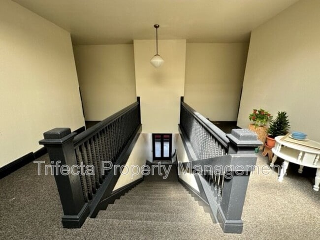 Building Photo - 202 1st St