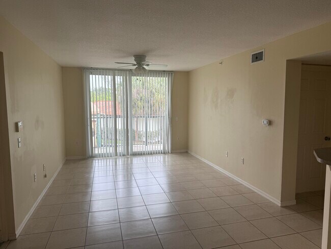 Building Photo - 1213 Villa Cir