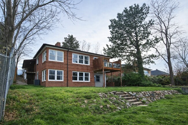 Foto del edificio - 1817 E Hillcrest Ave