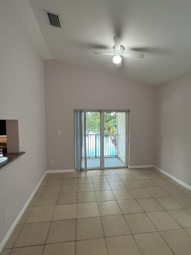 Foto del edificio - 651 Cypress Lake Blvd