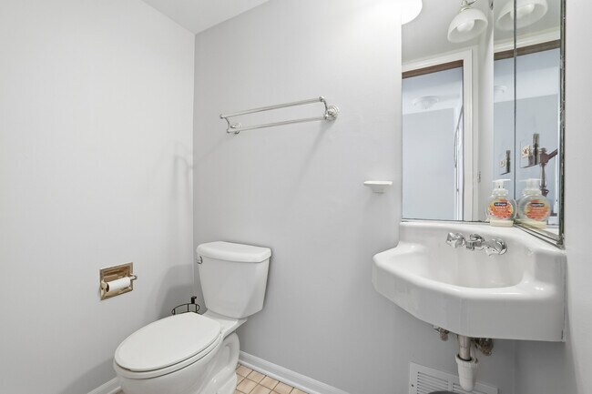 Foto del edificio - 466 Nicole Dr