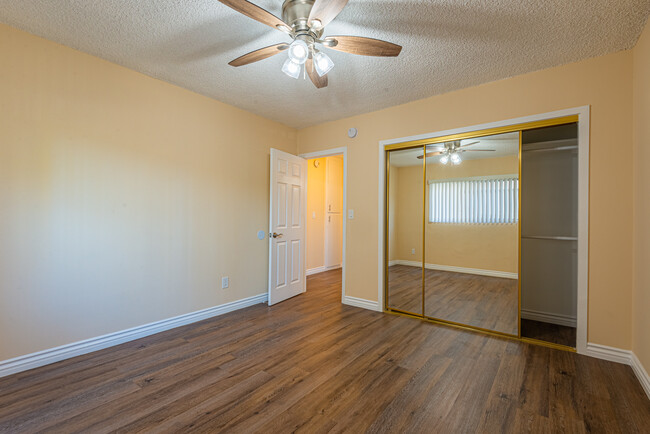Building Photo - 6225 Reseda Blvd