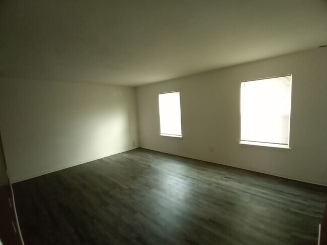 Foto del edificio - Three bedroom two and one half bath end unit townhome