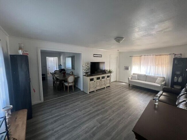 Building Photo - Fully Furnished 3 Bed House for Rent Campb...