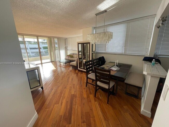Building Photo - 6422 Collins Ave