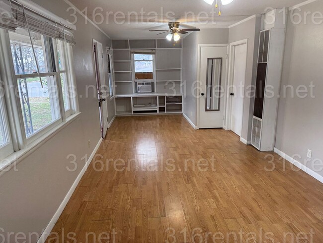 Foto del edificio - 3 Bedroom House on corner lot!