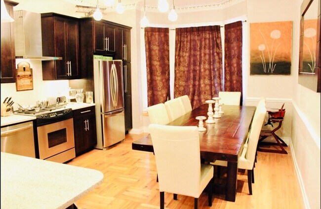 Building Photo - Lavish 3 Bed 2.5 Bath Condo with All the B...