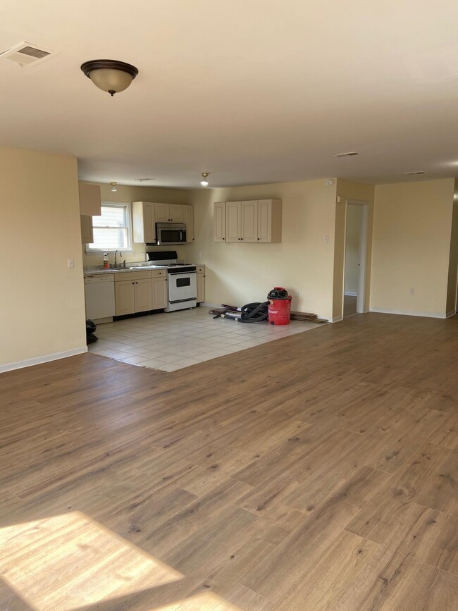 Building Photo - 6 Elm Ct