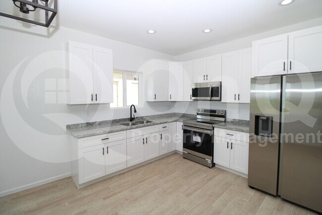 Foto del edificio - 72 W James L Sullivan St