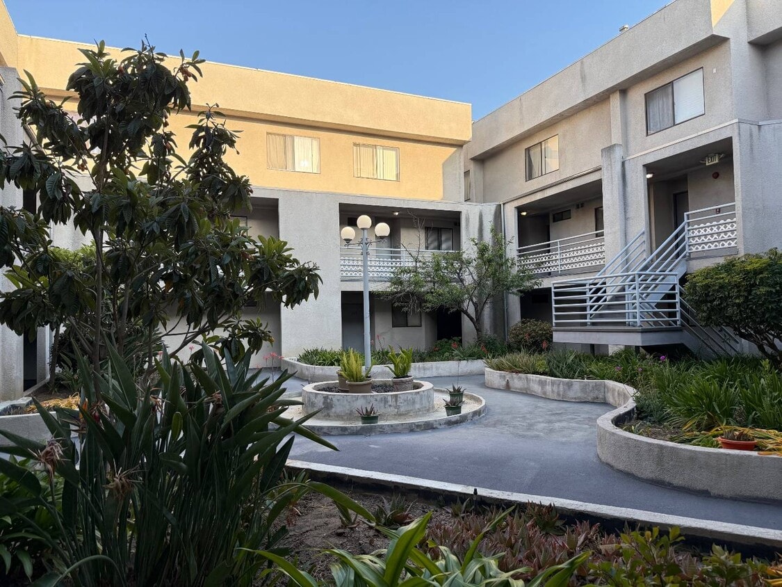 Building Photo - 550 West Stocker Street Apartments