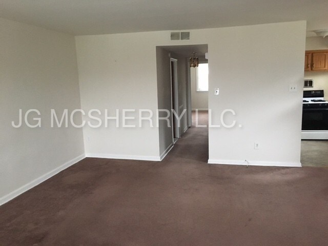 Building Photo - TWO BEDROOM DUPLEX IN RHAWNHURST