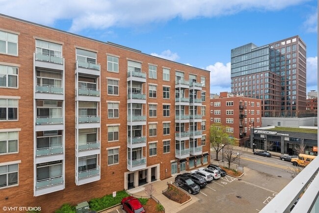 Building Photo - 939 W Madison St