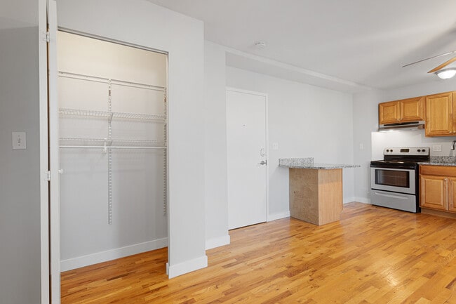 Foto del edificio - 7450 N Greenview Ave