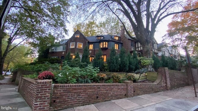 Foto del edificio - 4402 Reservoir Rd NW