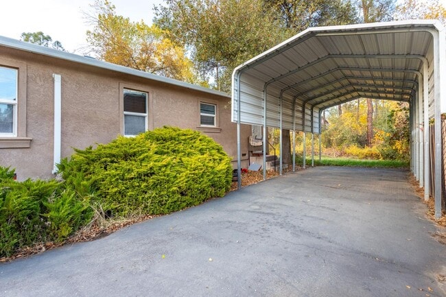 Building Photo - 3-bedroom, 2-bathroom home private setting!