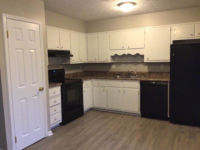 Building Photo - Newly Remodeled Smart Home. Self-Tour Today!