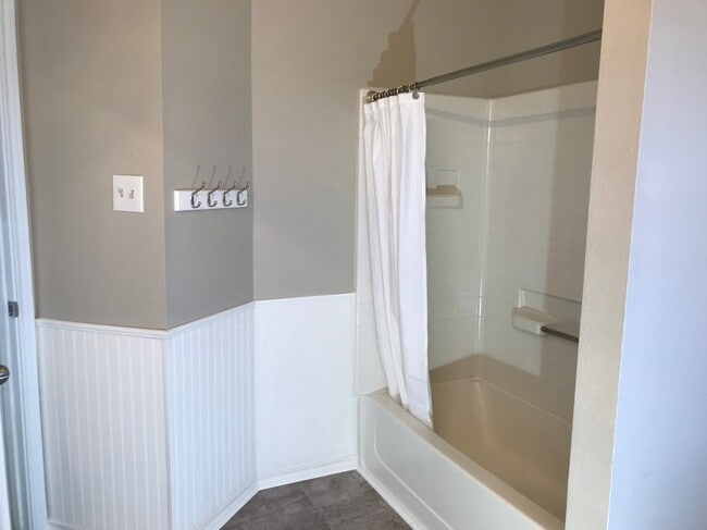 Upstairs Bath - 404 S Texas Dr