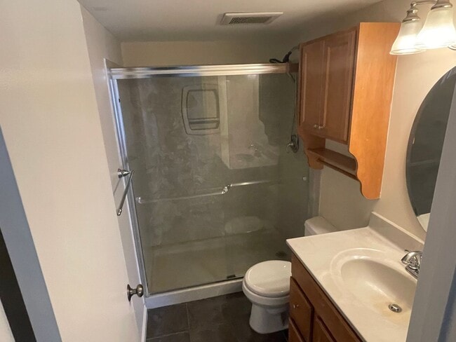Building Photo - Beautiful 2 Bedroom/2 Bath condo in Parkwa...