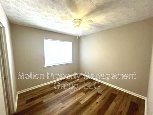 Building Photo - 3020 Woodfield Dr