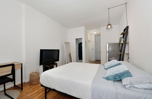 Foto del edificio - 374 W 35th St