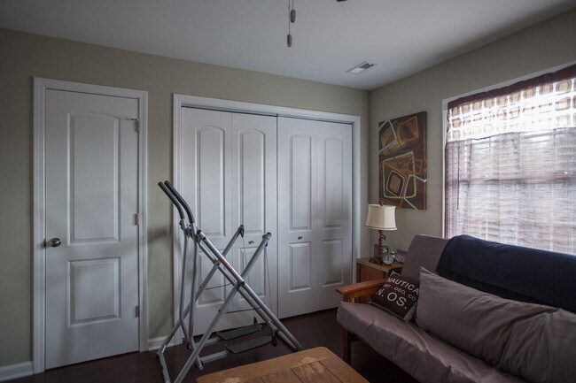 Armario del dormitorio 2 y armario para ropa blanca. - 3000 Golden Rd