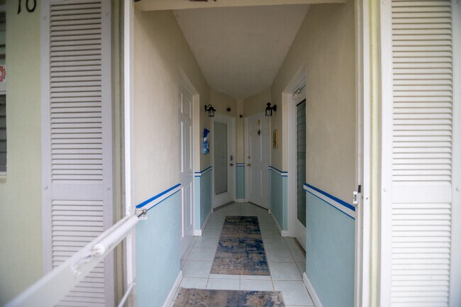 Foto del edificio - 68 Yacht Club Dr