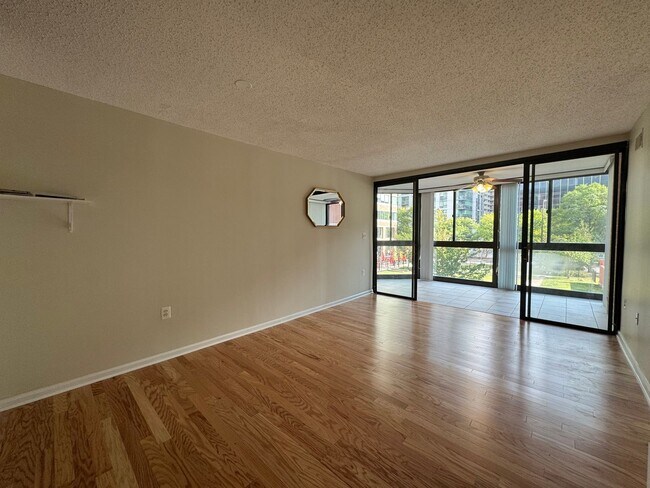 Foto del edificio - Sun-filled 1 Bed 1 Bath With Sunroom In Ea...