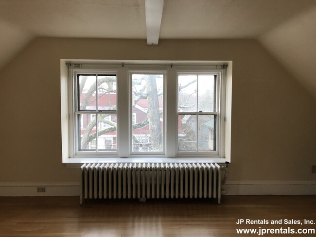 Building Photo - 56 Rockview St