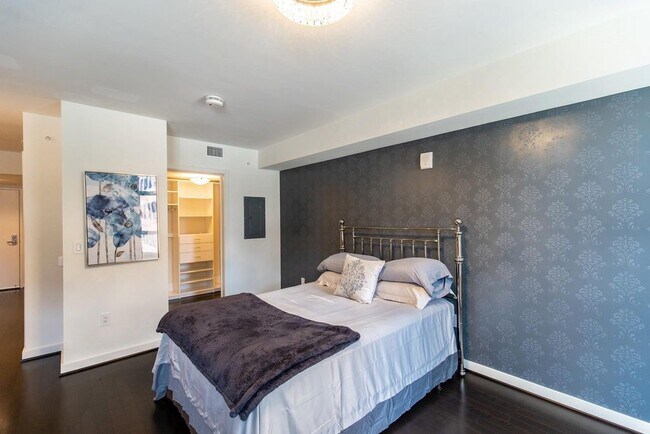Bed to Closet - 1025 1st St SE